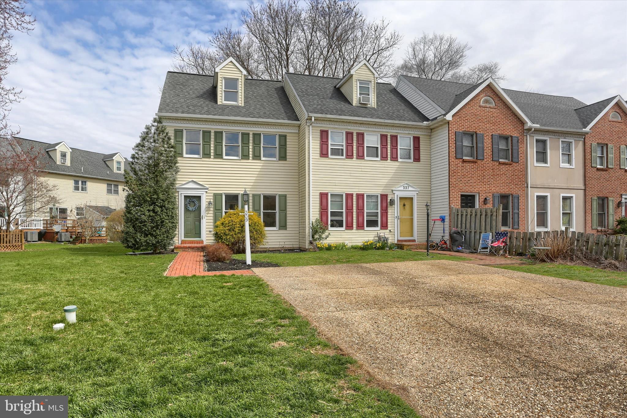 339 Cardinal Road Lititz, PA 17543 - Photo 3 of 33