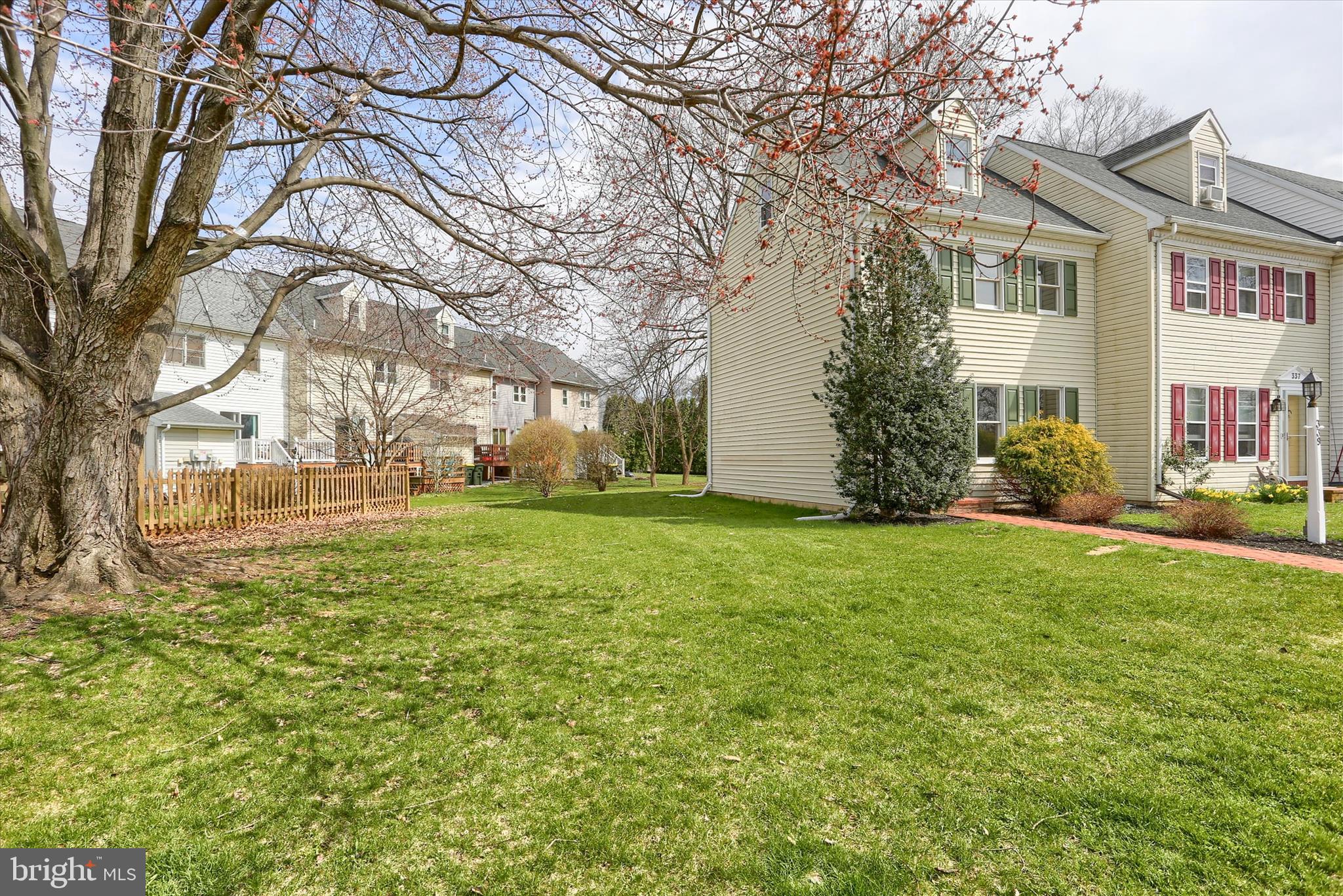 339 Cardinal Road Lititz, PA 17543 - Photo 4 of 33 Huge Side Yard
