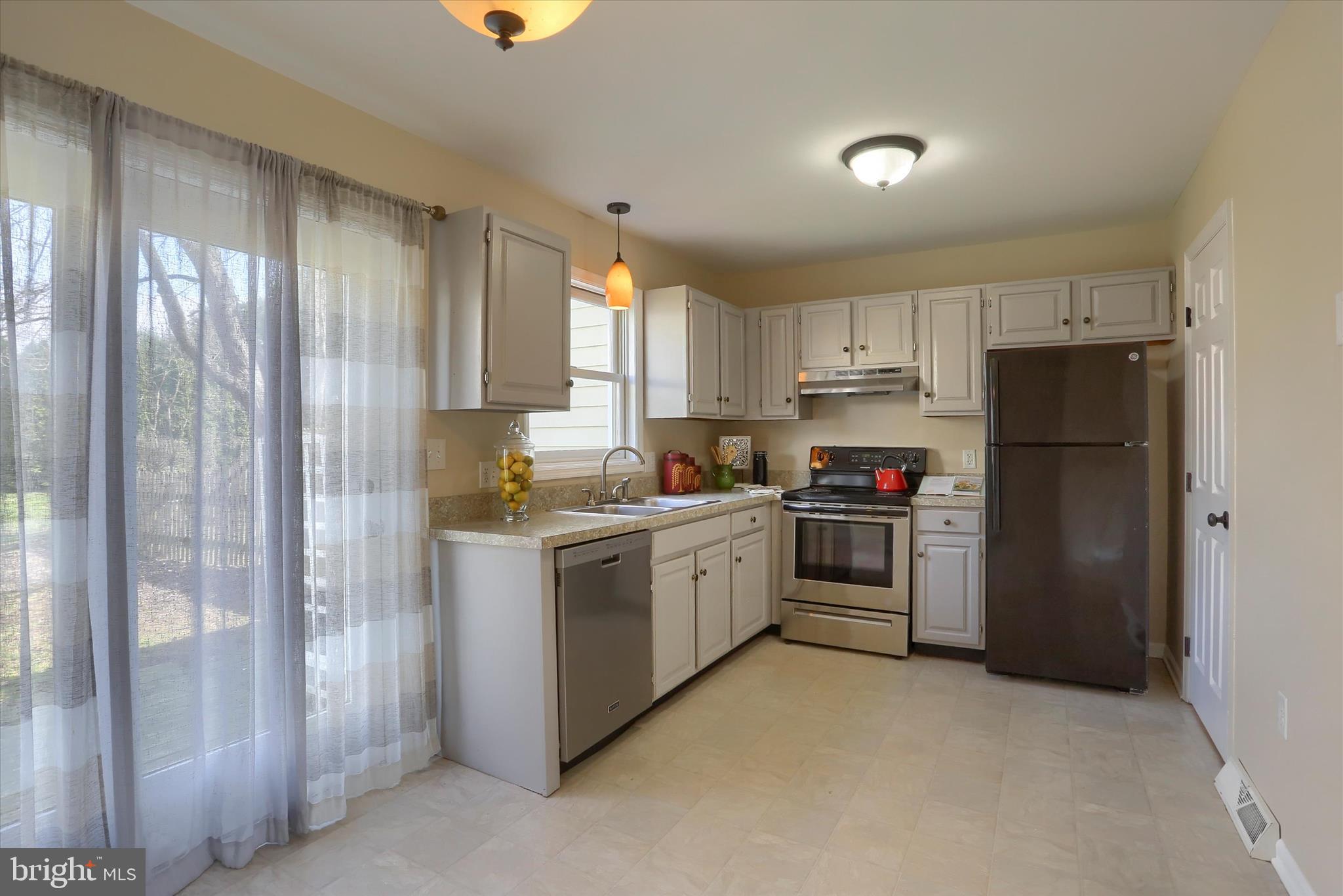 339 Cardinal Road Lititz, PA 17543 - Photo 8 of 33 Modern Kitchen