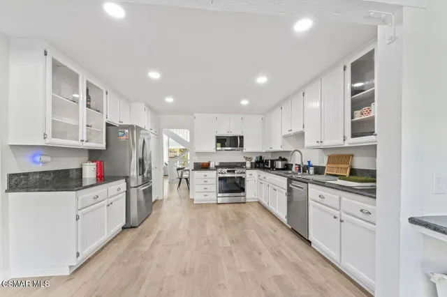 $899,999 | 559 Racquet Club Lane, Thousand Oaks, CA 91360