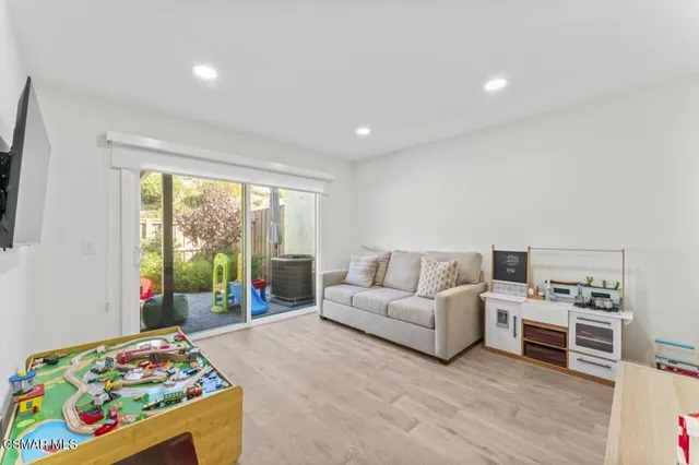 $899,999 | 559 Racquet Club Lane, Thousand Oaks, CA 91360