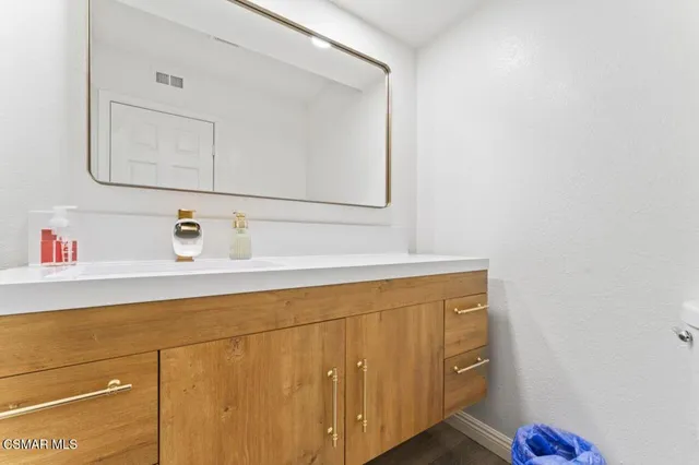 $899,999 | 559 Racquet Club Lane, Thousand Oaks, CA 91360