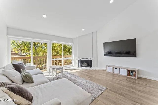 $899,999 | 559 Racquet Club Lane, Thousand Oaks, CA 91360