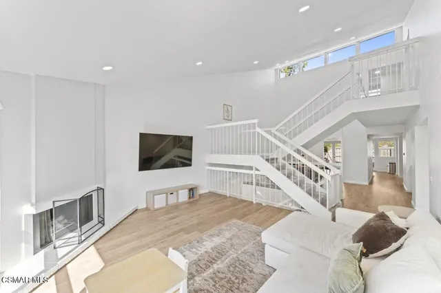 $899,999 | 559 Racquet Club Lane, Thousand Oaks, CA 91360