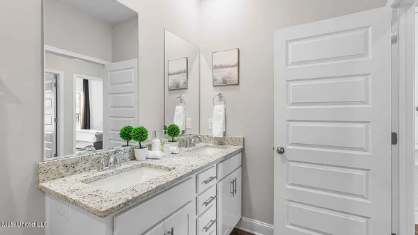 $329,900 | 206 Serenity Lk Drive, Pearl, MS 39208