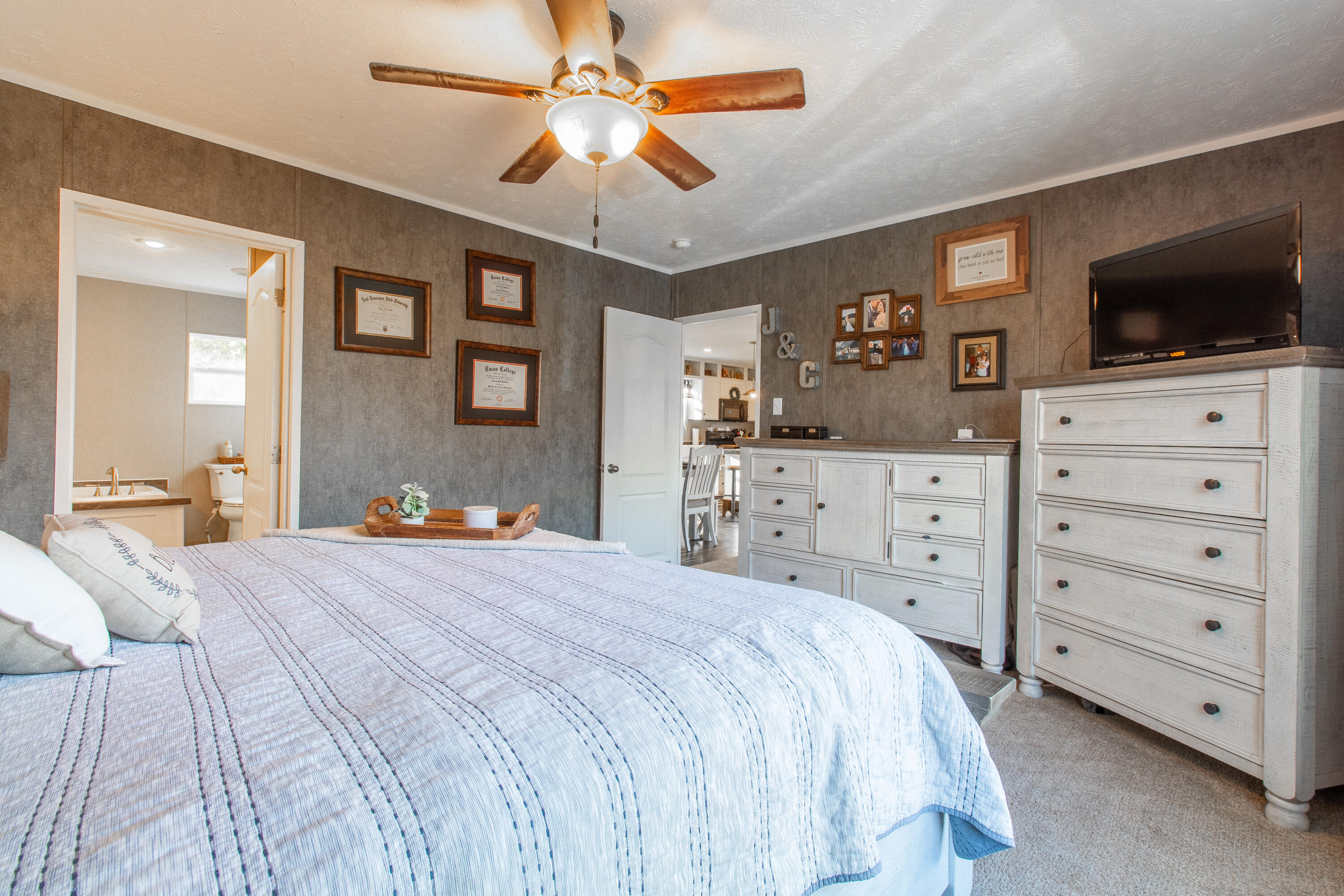 341 Haw Ridge Road Piney Flats, TN 37686 - Photo 37 of 71 Primary bedroom