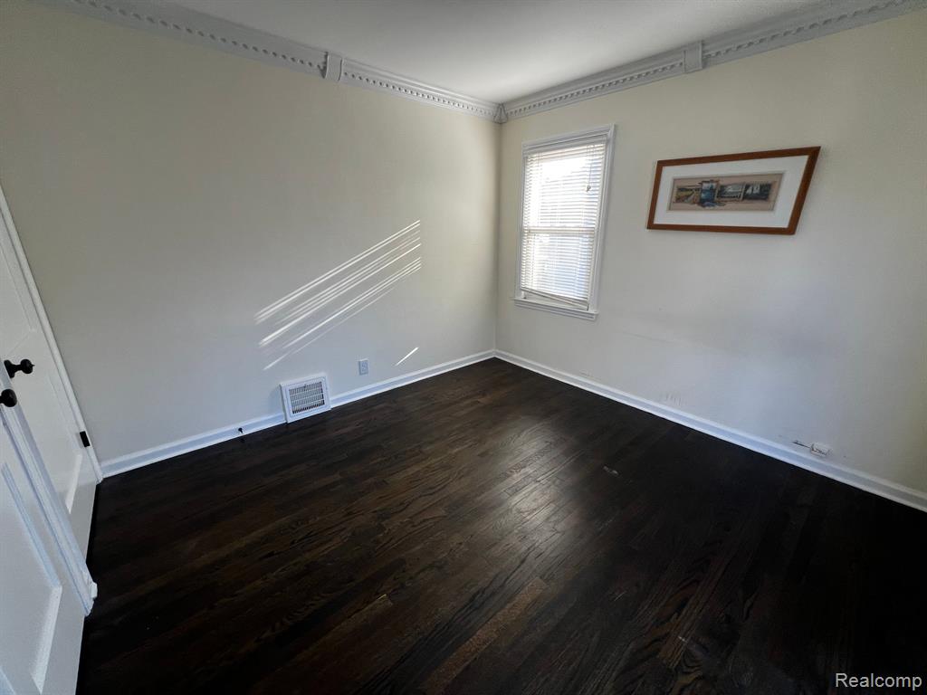 1875 Cambridge Road Berkley, MI 48072 - Photo 17 of 33