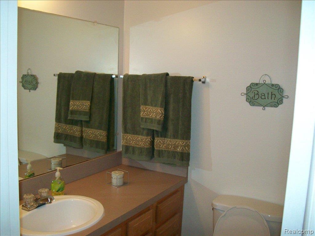 661 Oakbrook West, Unit 10 Rochester, MI 48307 - Photo 13 of 20 POWDER BATH