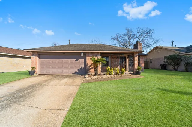 a view of a house with backyard porch and garden