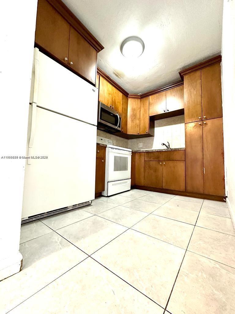 7640 Southwest 10th Street, Unit B North Lauderdale, FL 33068 - Photo 6 of 8