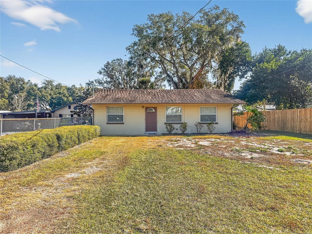 510 North Barrow Avenue Tavares, FL 32778 - Photo 1 of 33 a backyard of a house