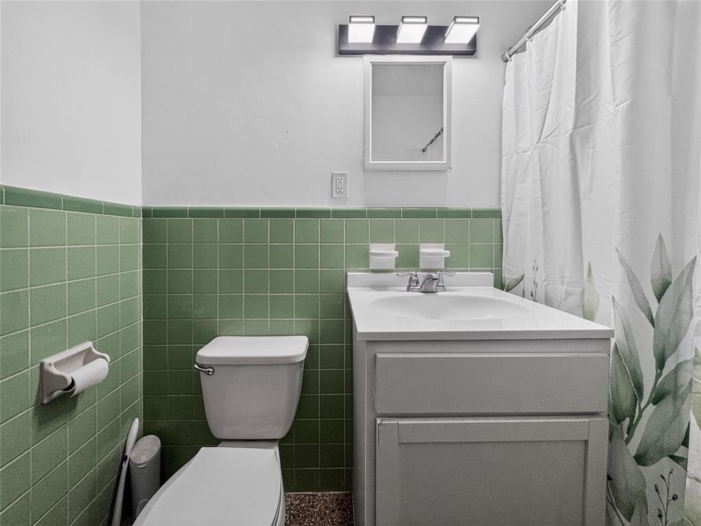 510 North Barrow Avenue Tavares, FL 32778 - Photo 16 of 33 a bathroom with a toilet sink and mirror