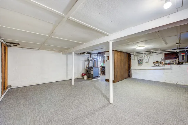 a view of entryway and kitchen