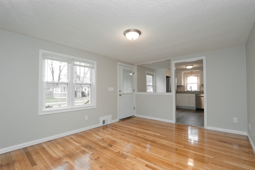120 Davis Street Springfield, MA 01104 - Photo 4 of 28