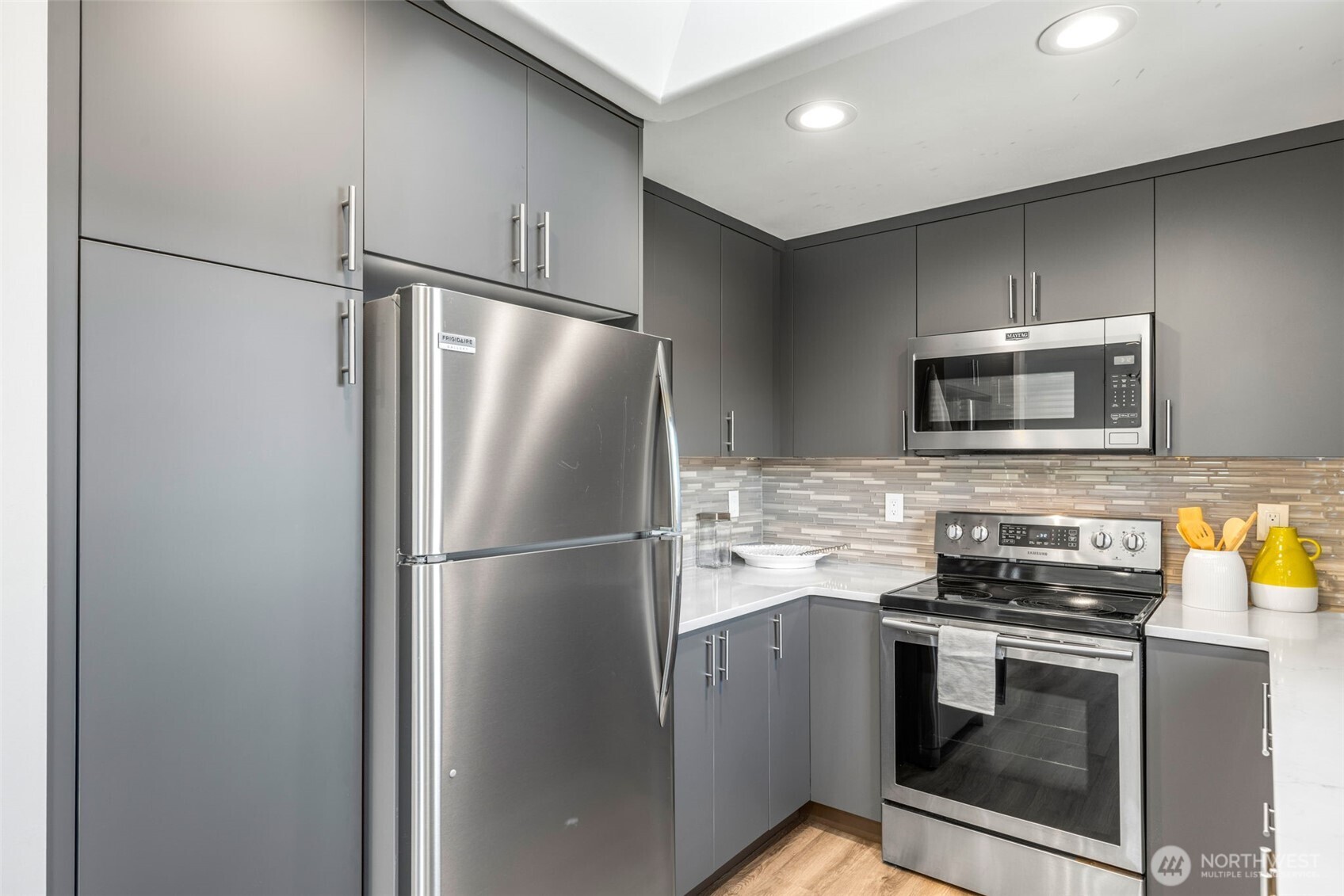 9240 30th Avenue Southwest Seattle, WA 98126 - Photo 11 of 31