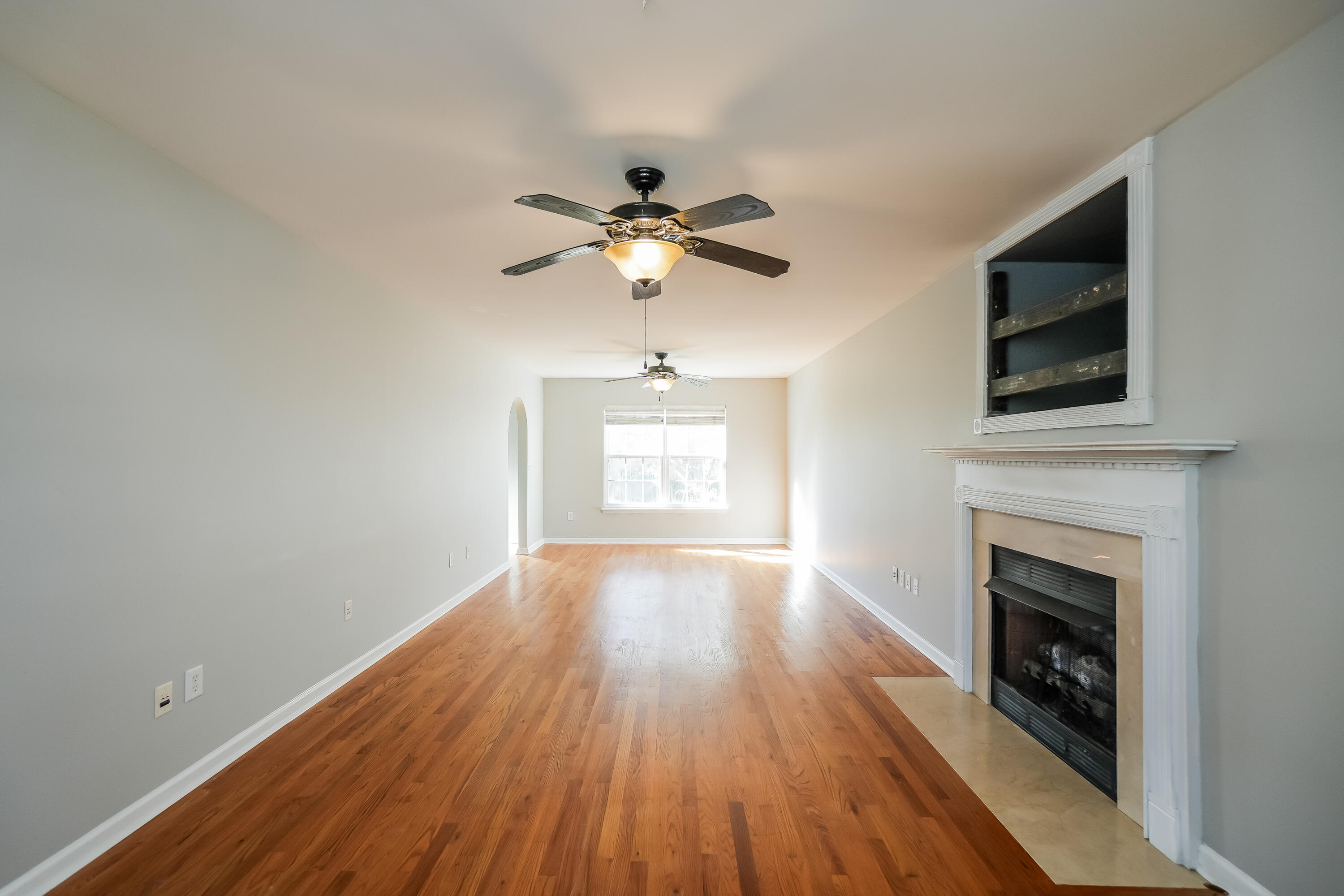 941 Clearspring Drive Charleston, SC 29412 - Photo 4 of 23 7-photo-Living-Room-d8780605-4e35-4c09-8