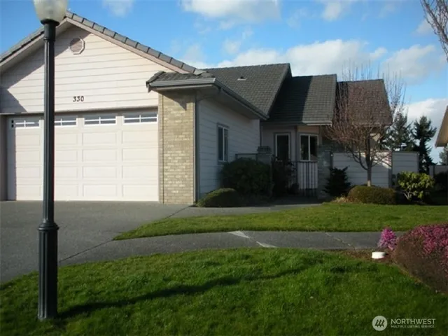 a view of backyard of the house