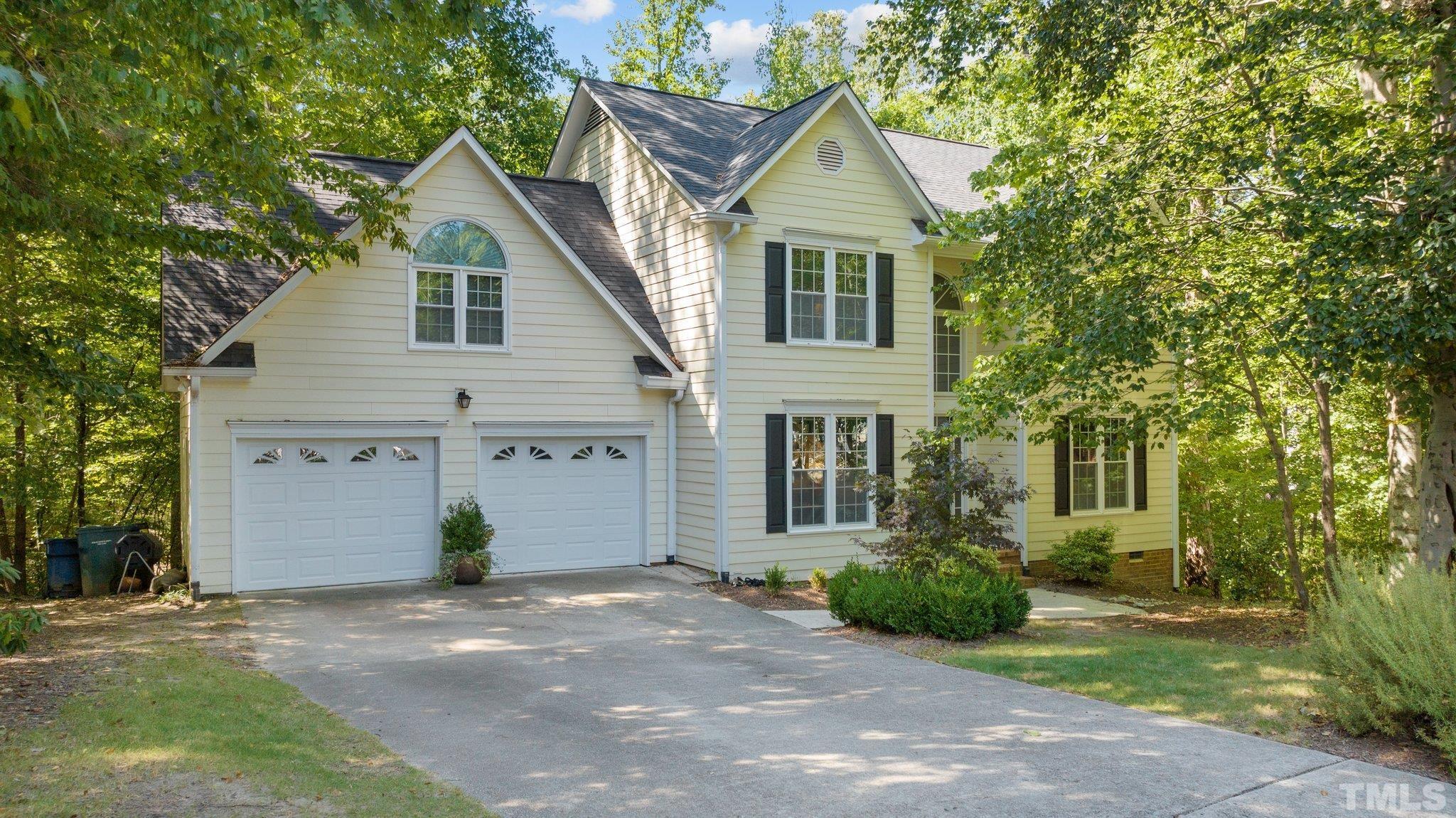 a view of a yard in front of house