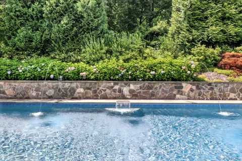 a view of a back yard