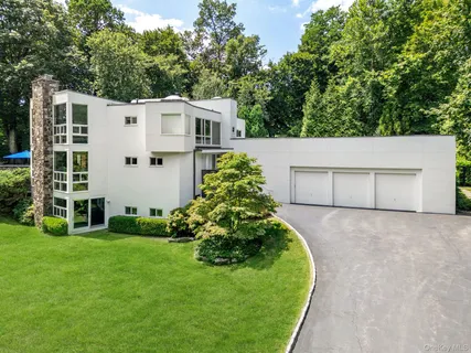 a view of a back yard of the house