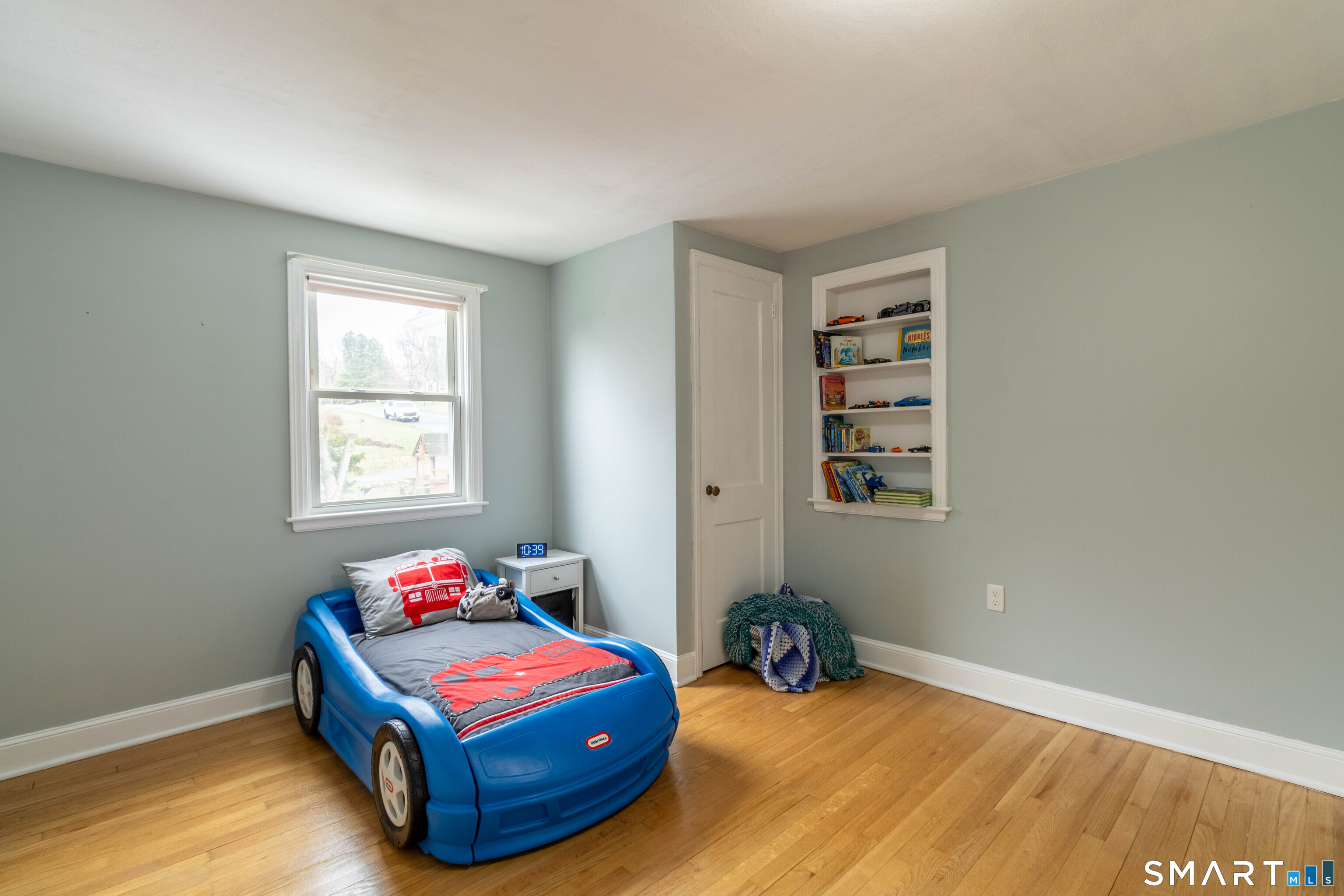 535 Lower Lane Berlin, CT 06037 - Photo 24 of 40 a room with toys and wooden floor