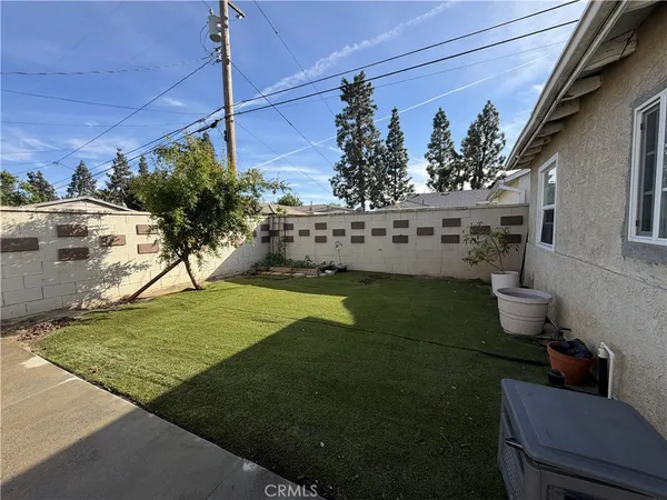 a view of a house with a backyard