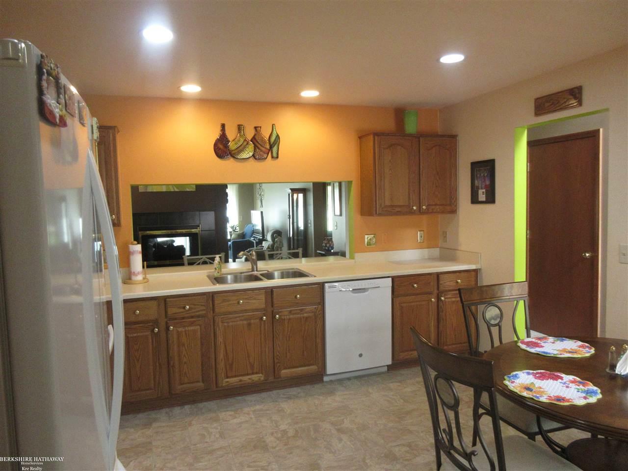 16752 Fieldstone Macomb, MI 48042 - Photo 4 of 29 Kitchen eating area window and overhead recessed lights provide plenty of light.