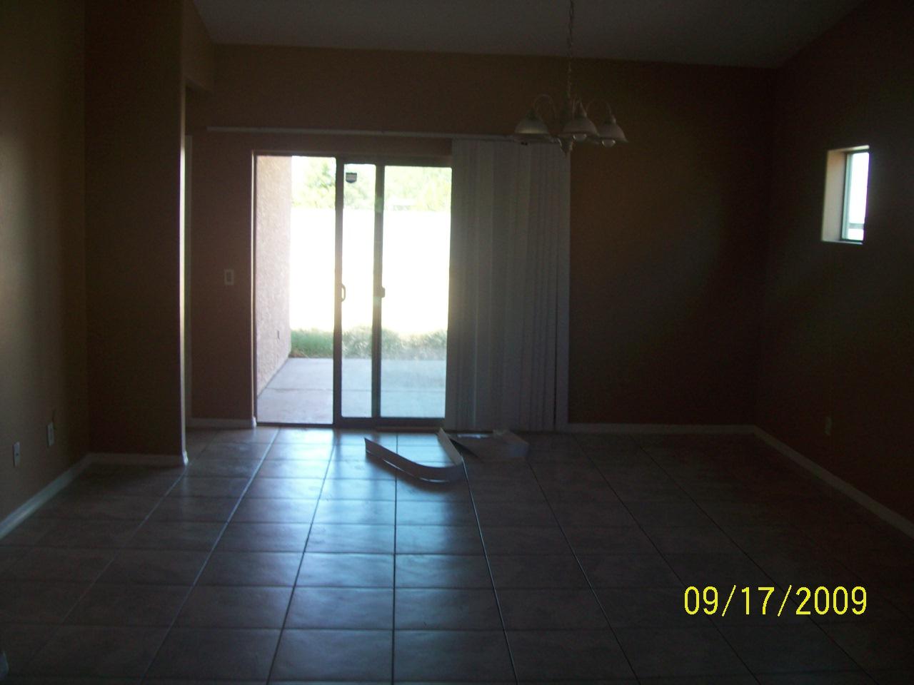 712 East Carson Road Phoenix, AZ 85042 - Photo 6 of 8 living room