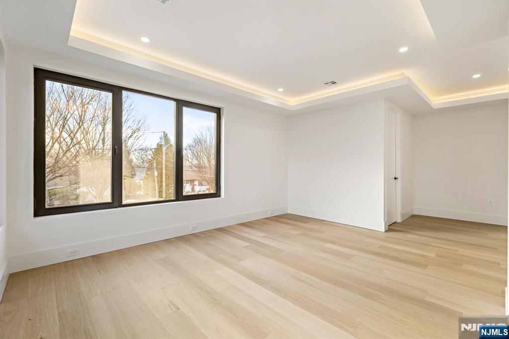 210 Hillcrest Drive Paramus, NJ 07652 - Photo 15 of 29