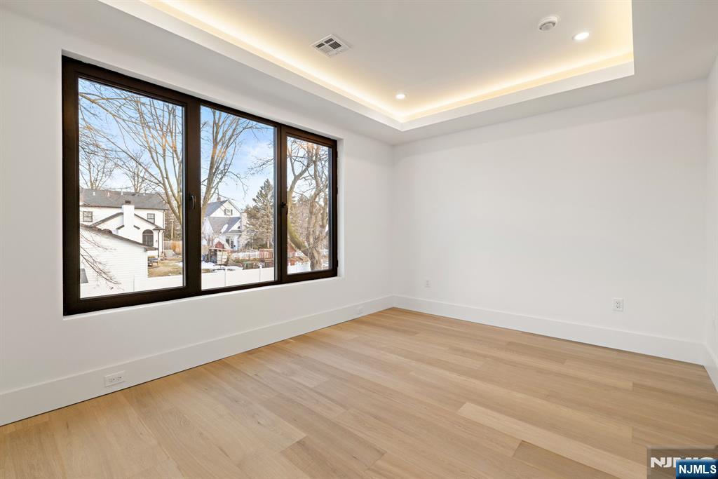 210 Hillcrest Drive Paramus, NJ 07652 - Photo 19 of 29