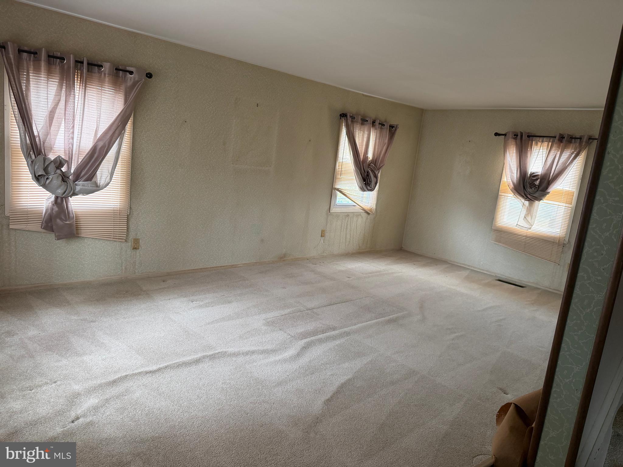 34 Mayfair Circle Willingboro, NJ 08046 - Photo 2 of 35 an empty room with windows and mirror