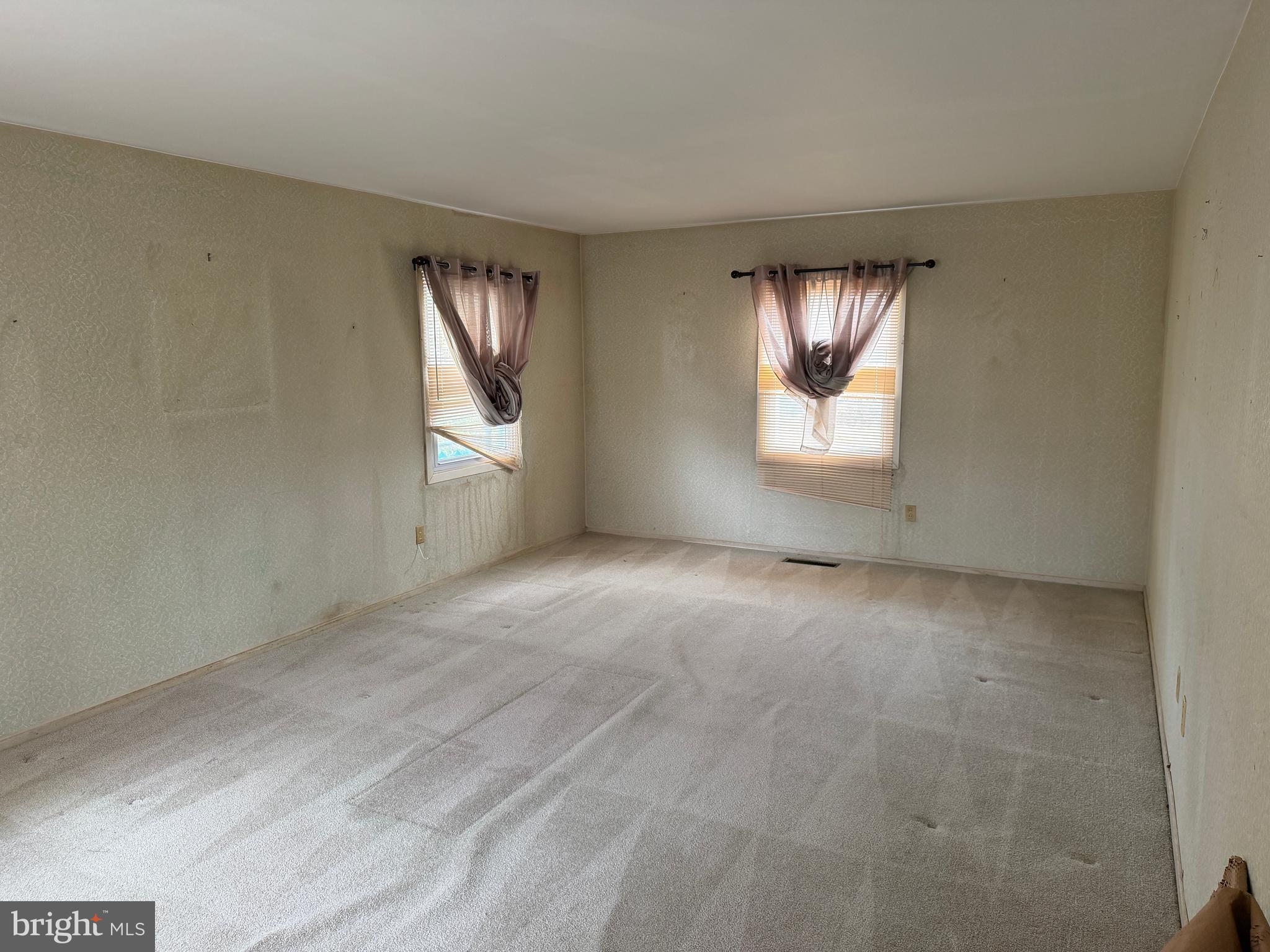 34 Mayfair Circle Willingboro, NJ 08046 - Photo 3 of 35 an empty room with windows and mirror