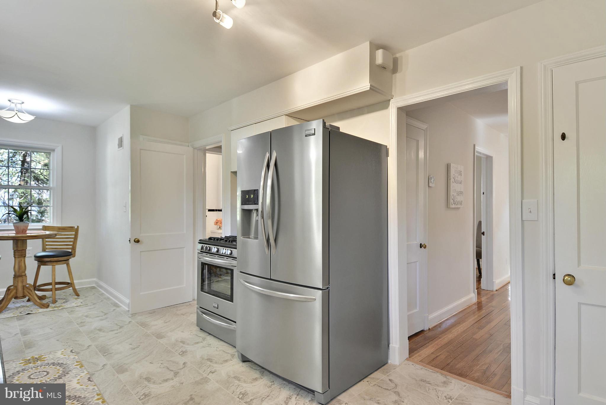 10305 Ridgemoor Drive Silver Spring, MD 20901 - Photo 12 of 30 New SS appl, floors, lights, granite counters