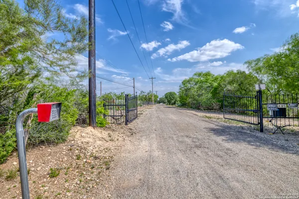 $599,900 | 433 Mills Lane, Uvalde, TX 78801