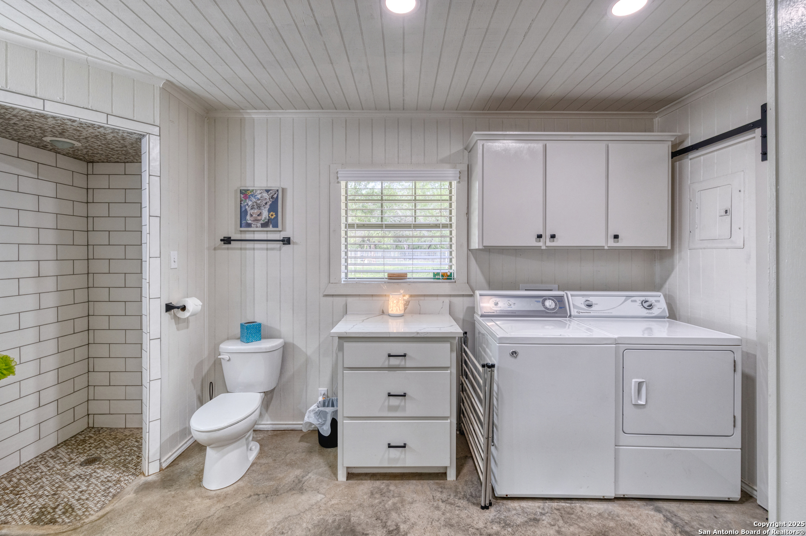 433 Mills Lane Uvalde, TX 78801 - Photo 14 of 51 a view of bathroom with a toilet sink and mirror