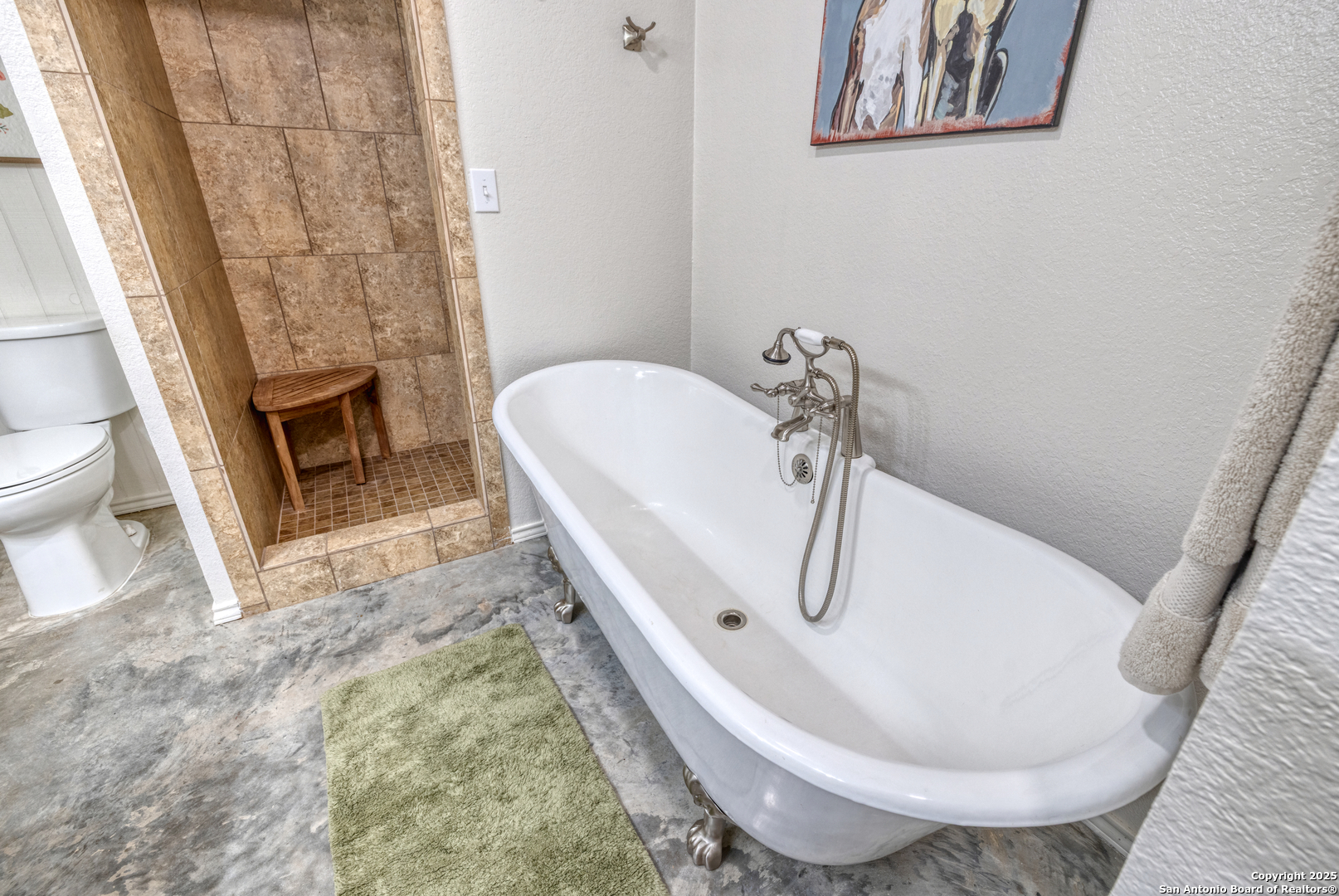 433 Mills Lane Uvalde, TX 78801 - Photo 22 of 51 a bathroom with a tub