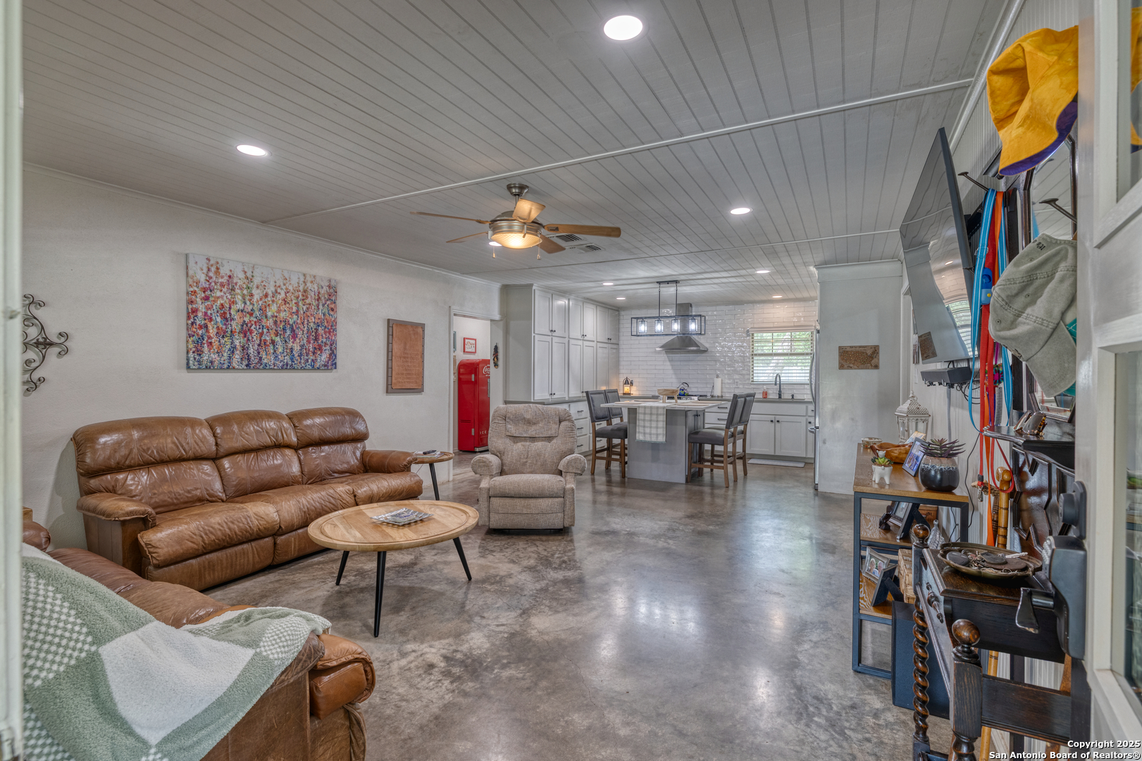 433 Mills Lane Uvalde, TX 78801 - Photo 7 of 51 a living room with furniture and a flat screen tv