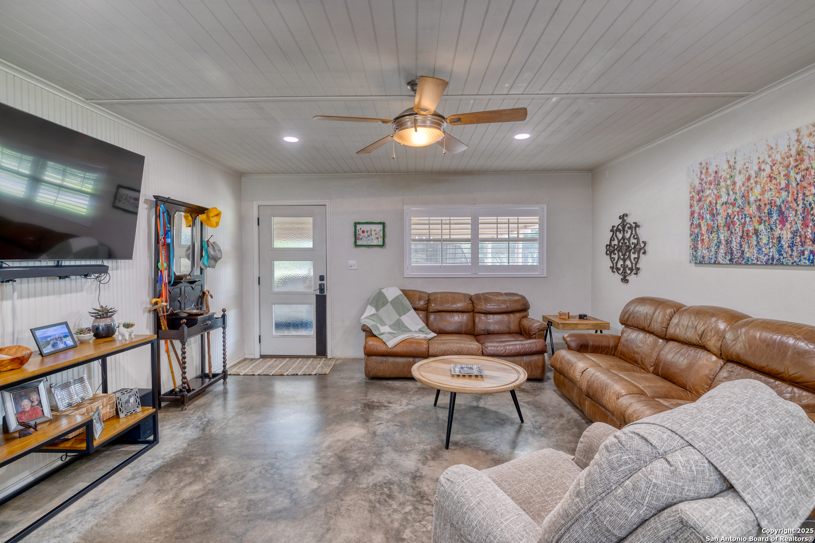 433 Mills Lane Uvalde, TX 78801 - Photo 8 of 51 a living room with furniture and a flat screen tv