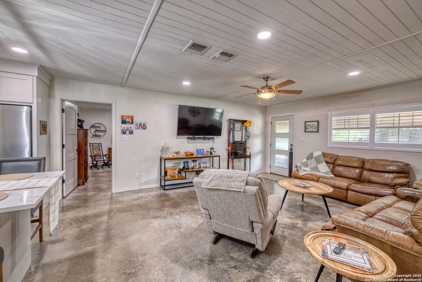 433 Mills Lane Uvalde, TX 78801 - Photo 9 of 51 a living room with furniture and a flat screen tv