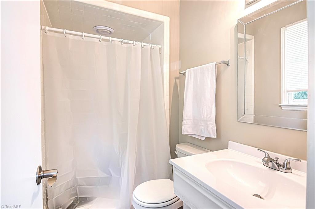 3266 Robinhood Road Winston-Salem, NC 27106 - Photo 19 of 30 Hall Bathroom