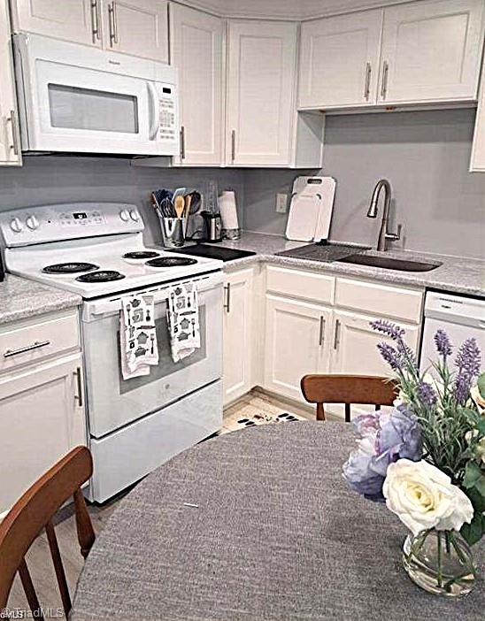 3266 Robinhood Road Winston-Salem, NC 27106 - Photo 23 of 30 Apartment Kitchen and Eating