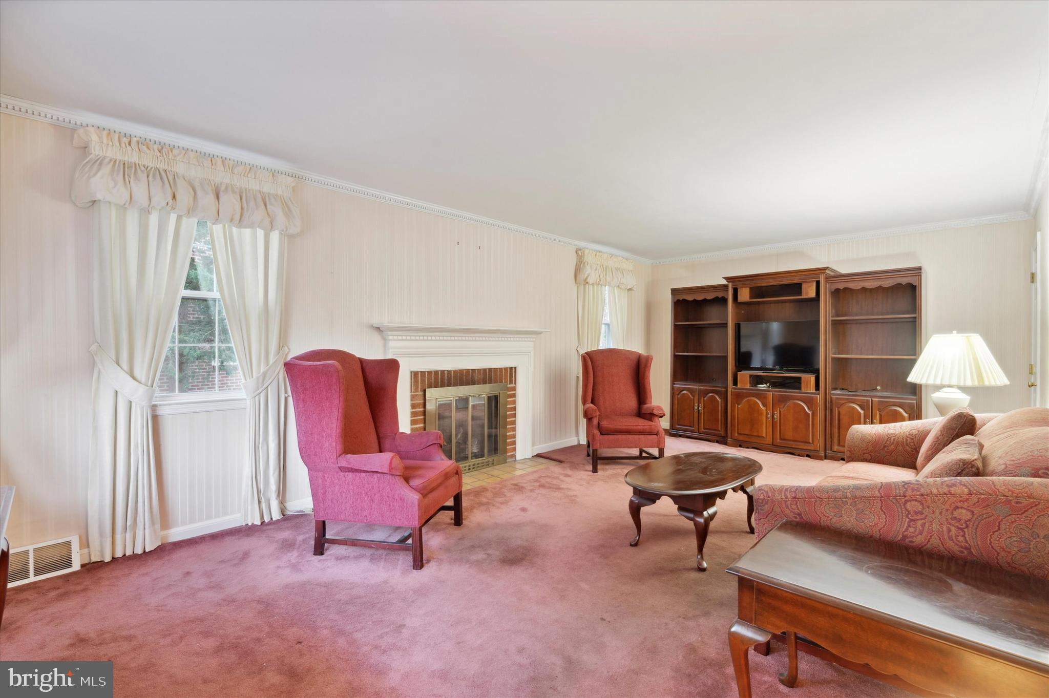 375 Yarnall Drive Springfield, PA 19064 - Photo 4 of 26 Living Room