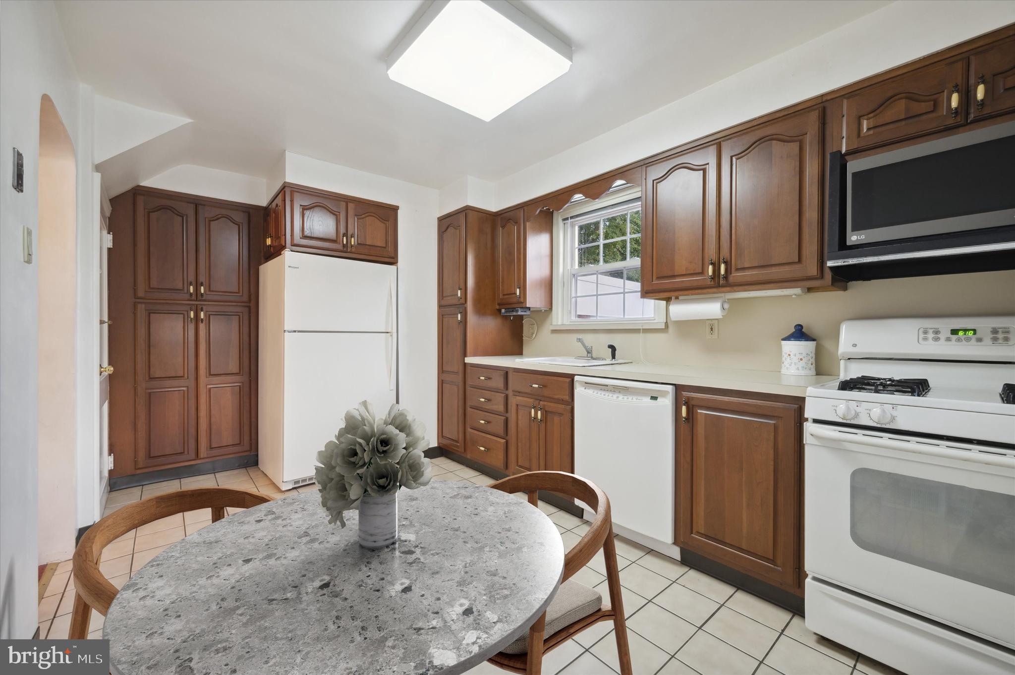 375 Yarnall Drive Springfield, PA 19064 - Photo 10 of 26 Virtually Staged Kitchen