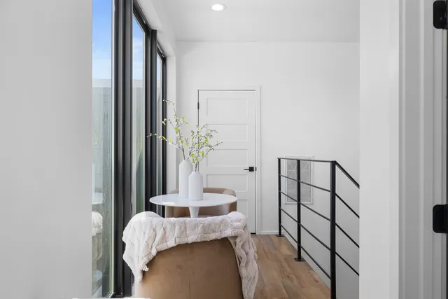 a view of entryway with livingroom