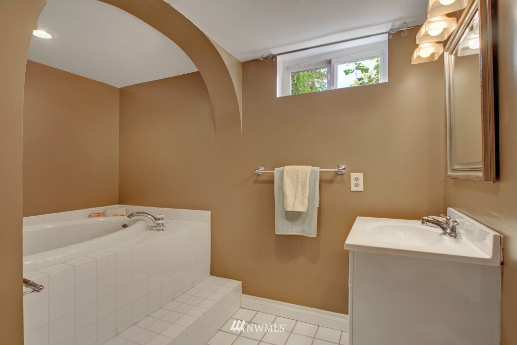 3908 Southwest Southern Street Seattle, WA 98136 - Photo 15 of 20 Gallery Image 15