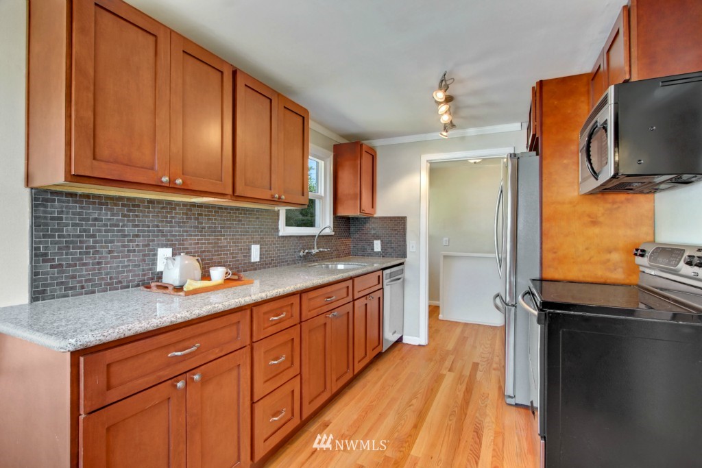 3908 Southwest Southern Street Seattle, WA 98136 - Photo 7 of 20 Gallery Image 7