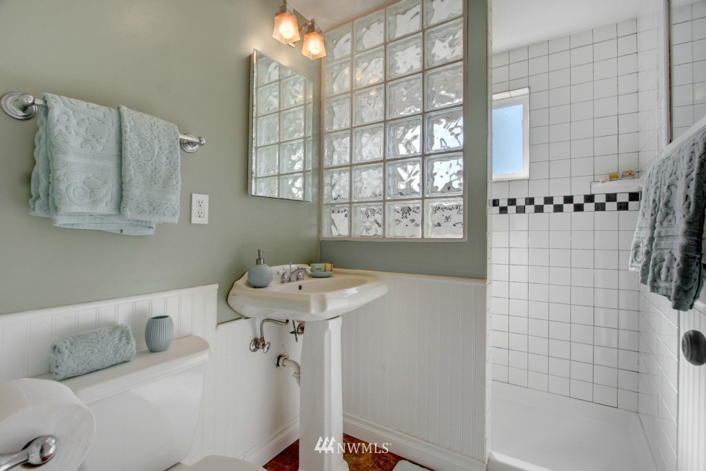 3908 Southwest Southern Street Seattle, WA 98136 - Photo 10 of 20 Gallery Image 10