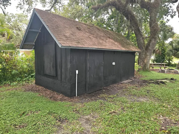 a view of a garage