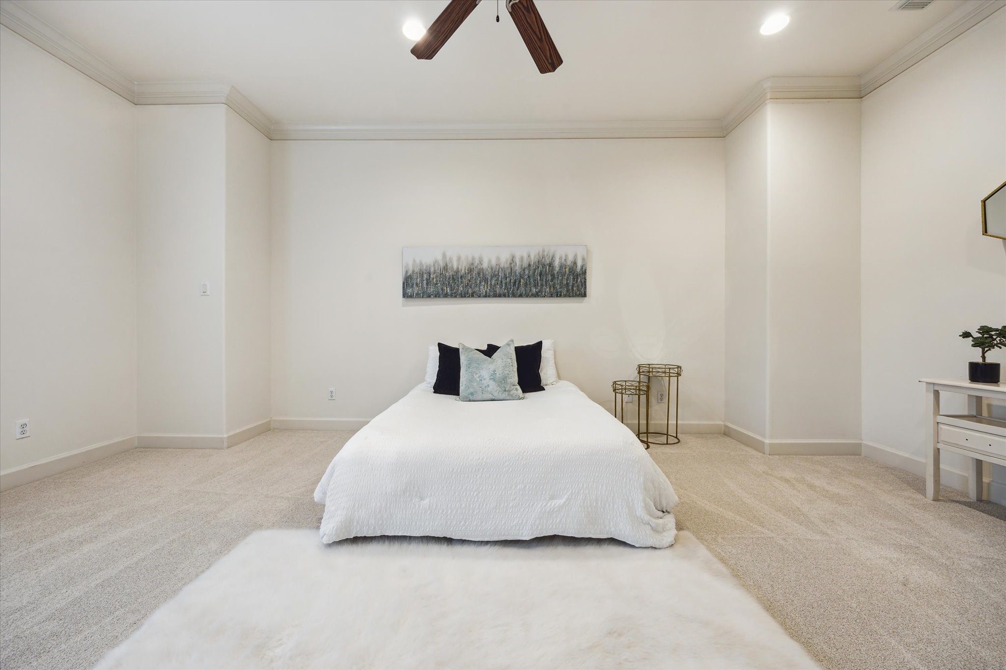 2006 Helena Street Houston, TX 77002 - Photo 17 of 38 a bedroom with a bed and a painting on the wall