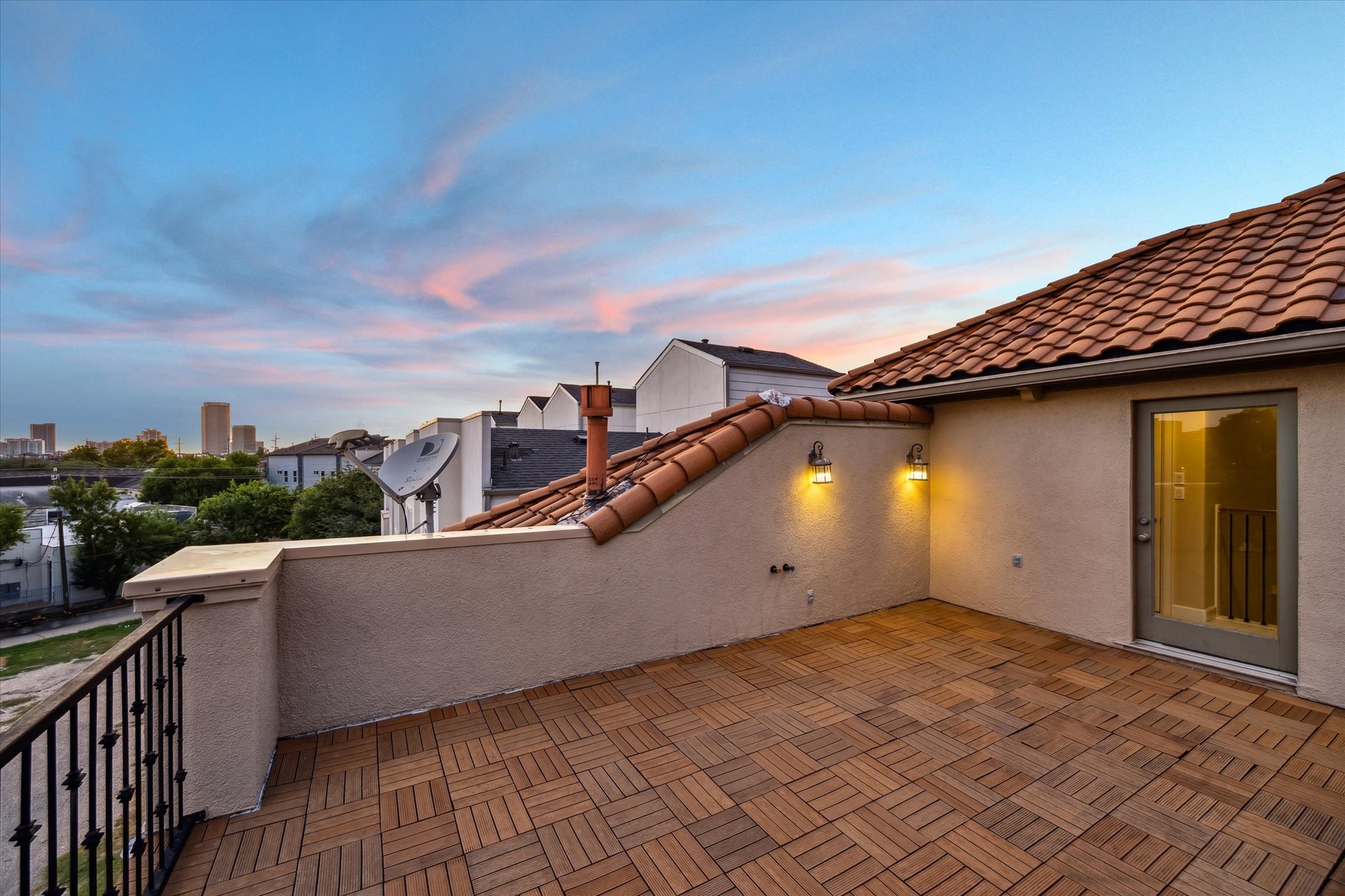 2006 Helena Street Houston, TX 77002 - Photo 27 of 38 a view of a terrace